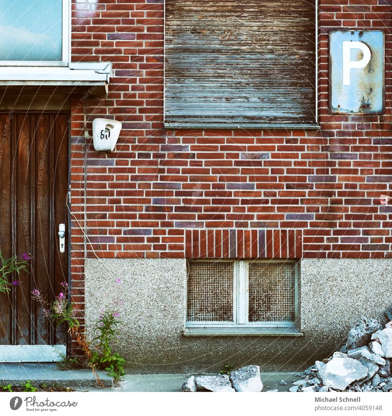 Old house, shortly before demolition House (Residential Structure) Window Wall (building) Brick Brick facade Wall (barrier) Exterior shot Facade Brick wall