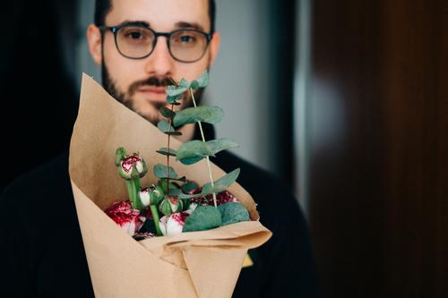 Man with bouquet Bouquet Eyeglasses Facial hair Valentine's Day attention Apology Thank you. I'll take care of it. souvenirs son-in-law Mother's Day Son