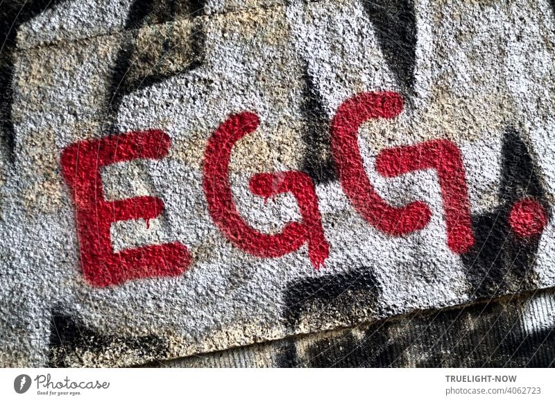 We don't know whether the artist was thinking of Easter when he created his artwork. In any case, he has placed the characters EGG. in effective red on a graffiti on a wall