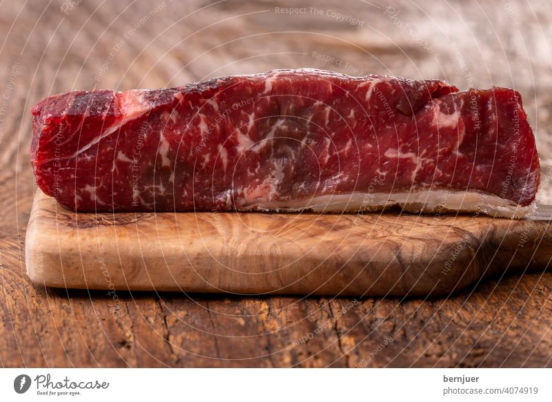 Rohes Steak auf Olivenholz Rindlende Sirloin Textur einzeln Medaillon Fett dryage mignon Filet Board roh dryage steak seitenansicht Fleisch Angus Essen Prime
