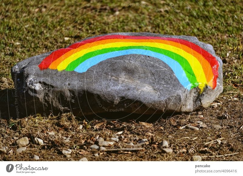 vision oder illusion? Regenbogen Symbol Stein bemalt Farben Frieden Homosexualität Vision Toleranz