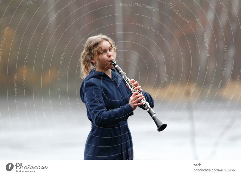 Morning tune Woman Girl Young woman Music Musician Musicians & Bands & Composers Musical instrument Make music Clarinet Clarinettist Clarinetist Sound