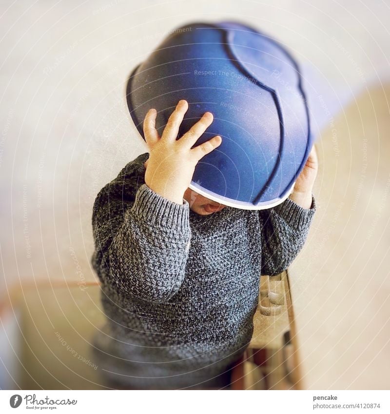 auf den kopf gestellt | helmpflicht Kind Küche Schüssel Kopf überstülpen Spaß Helm blau witzig umdrehen