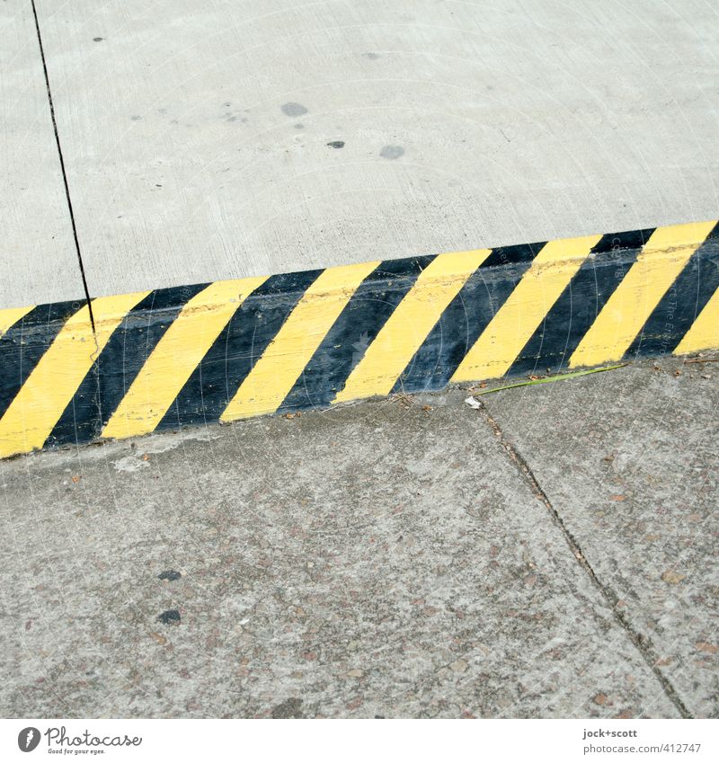no-parking zone L Street Roadside Concrete Stripe Sharp-edged Simple Yellow Black Arrangement Bans Lanes & trails Clearway Curbside Striped Seam Warning colour