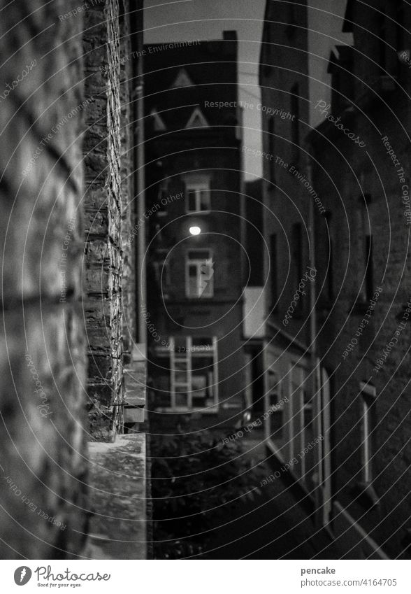 zwischenräume | bei nacht Altstadt Häuser Hauserfluchten schwarz-weiß Nacht dunkel Lahnstein Lampe Lampenlicht Zwischenräume Fenster