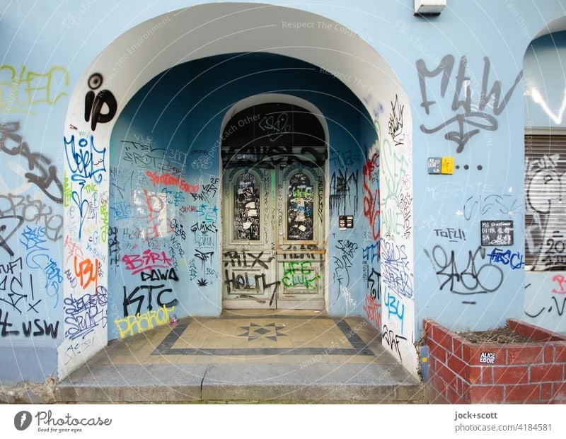 Graffiti makes happy Front door Entrance Creativity Lack of inhibition Kreuzberg Berlin Street art Characters Vandalism Round arch Subculture Trashy house wall
