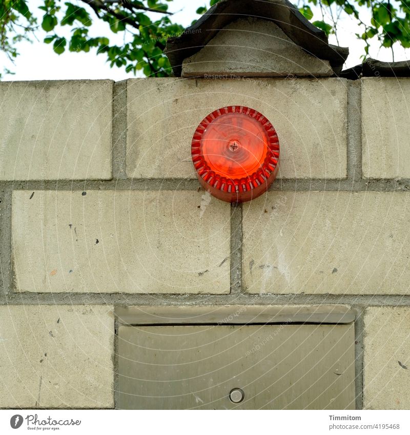 Red light door Light Lamp Alarm Warn Wall (barrier) Wall (building) Opening bins Steel Deserted Bricks interstices