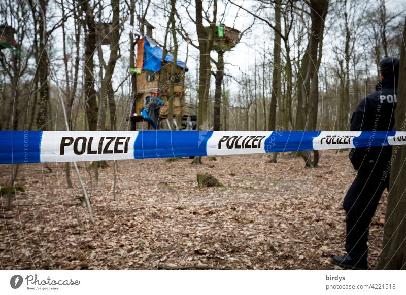 Illegal police action in the Hambach Forest: police clear tree houses of activists who want to prevent the destruction of the forest by RWE under a pretext.