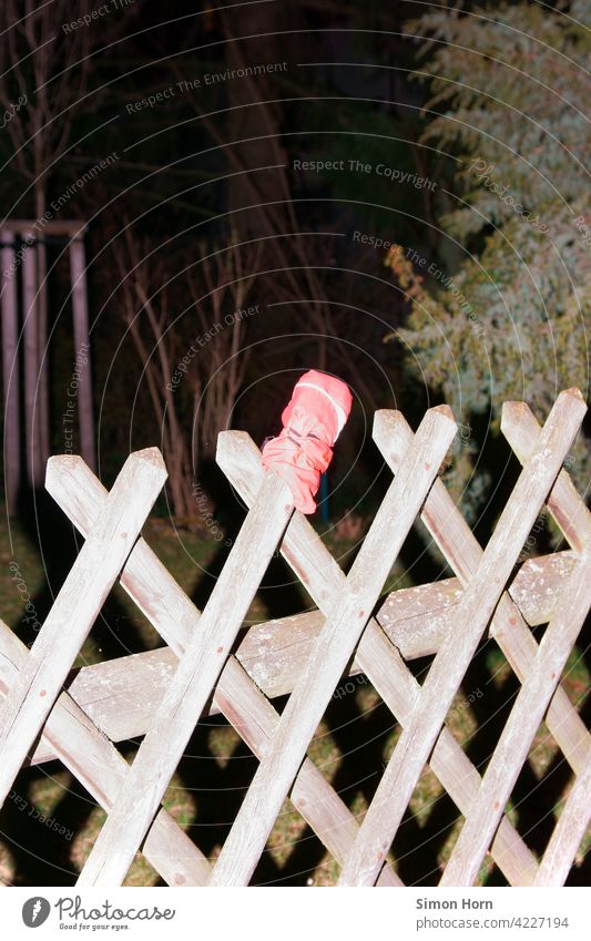 Garden fence with glove Discovery Doomed found Passer-by Pattern Fist Front garden Fence defense take Red Divide at the same time