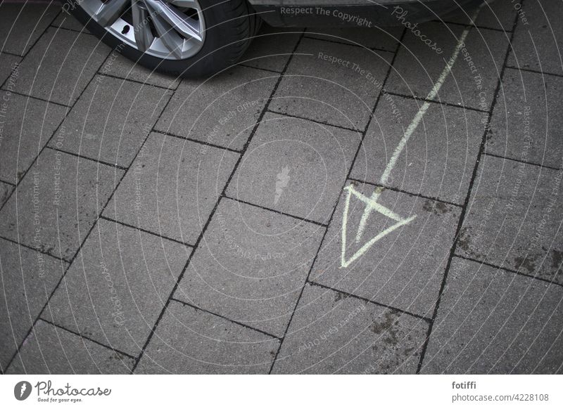 Chalk arrow by car tires Chalk drawing Arrow Painting (action, artwork) Paperchase Playing Tire Parking Lanes & trails Street painting Infancy Draw Drawing