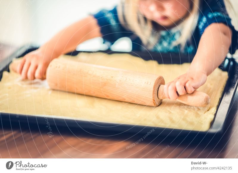 fancy girl rolls out a dough Child Kitchen Diligent labour concentrated Baking Cake Pizza Rolling pin Cute Cooking Girl Parenting