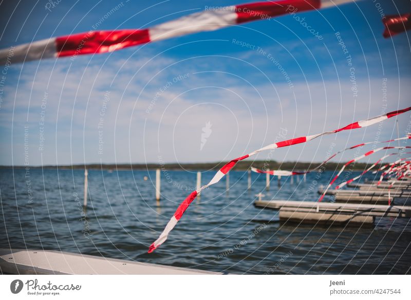 Bird protection | red-white flutter tape is attached to the jetty for boats and serves as a deterrent for the seagulls Wind Lake investor Water bank Red
