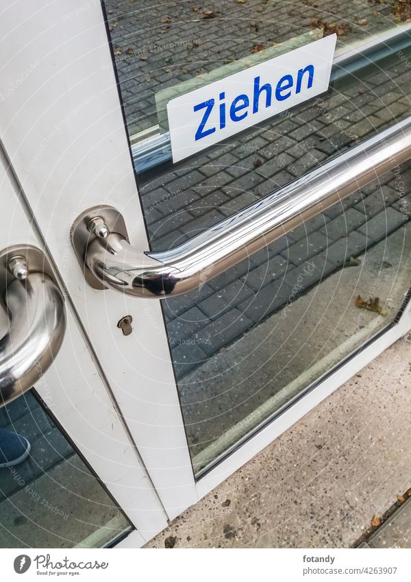 Locked glass door Objekt Exterior Detailansicht verschlossen Tür Glastür Ladentür Eingang Hinweisschild ziehen niemand draußen Außenansicht deutsche Sprache