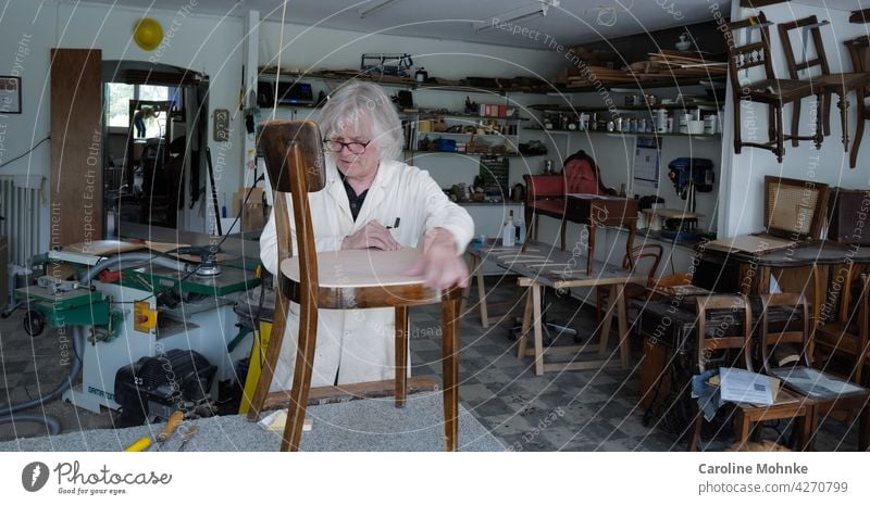 Restorer in his workshop Workshop labour chairs Chair antiques Old Machines Atelier Craft (trade) Profession Workplace Production Capability Master job