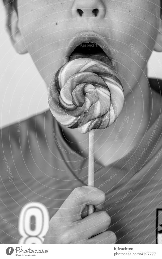 Child with lollipop Lollipop Lick Delicious nibble Infancy Black & white photo stop lap Boy (child) Mouth Tongue Sugar cute Candy Nutrition Spiral Unhealthy