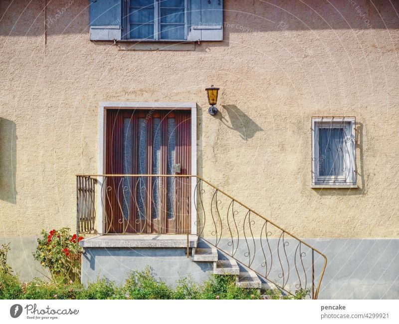 heile Welt Haus Einfamilienhaus Eingang Tür Fenster Lampe Schatten Sonnenlicht bürgerlich Realismus Architektur Gebäude traditionell Hochparterre Treppe