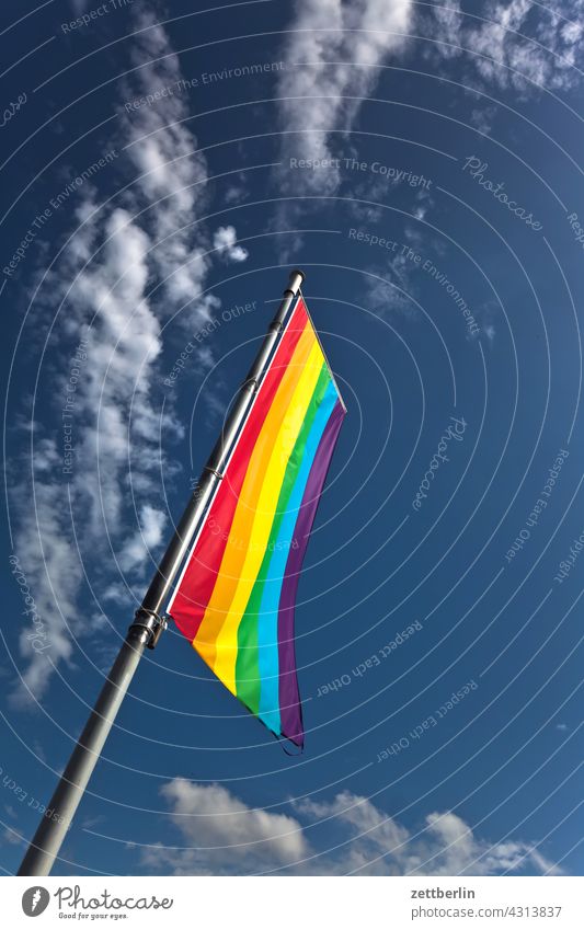 Vielfalt coming out fahe fahenmast flagge himmel homo homosexuell outcoming regenbogenfahne regenbogenfarben schwul sommer unterdrückung verschieden