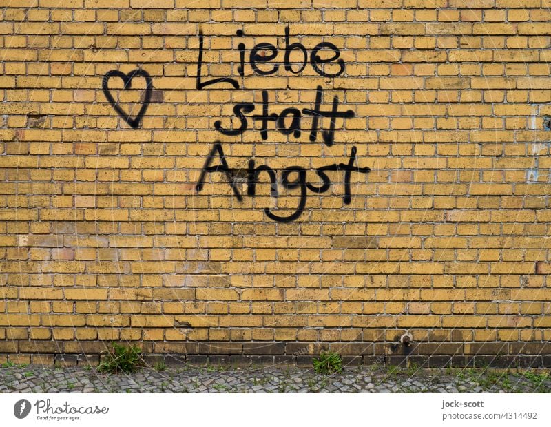 ❤️ Love instead of fear Wall (barrier) clinker Street art Word Heart (symbol) Subculture Remark Graffiti Spray Wisdom Creativity Kreuzberg Berlin Characters