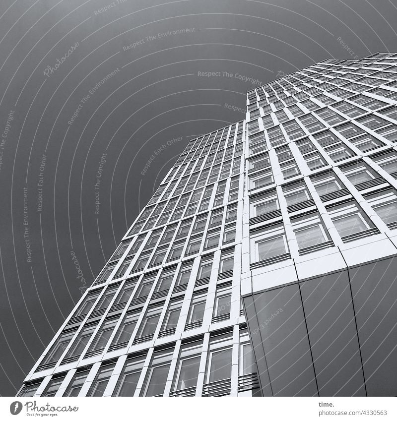 ParkTourHH21 | Cervical Spine Training (43) High-rise Facade Window Sky sunny Architecture Manmade structures dwell Harbor city Concrete Glass lines Escape