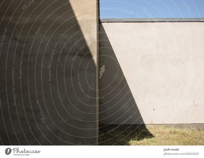 Shadows with corners and edges Facade Wall (barrier) Architecture Neutral Background Wall (building) Sunlight shadow cast Structures and shapes Cloudless sky