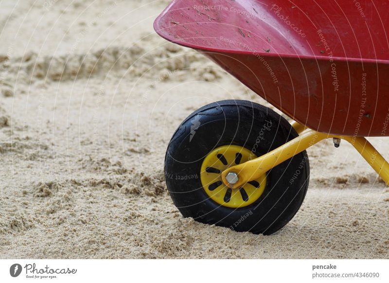 schiebung Schubkarre Spielzeug Kindheit Sandkasten spielen rot Spass arbeiten Transport
