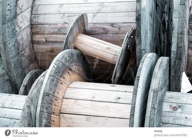 Large, medium and small bobbin. Empty cable drums are stored on top of each other. Bobine Technology Coil Wood Consecutively Storage depot Round
