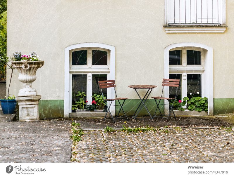 On this improvised terrace you can drink coffee together very nicely in summer Garden Front garden Terrace House (Residential Structure) chairs