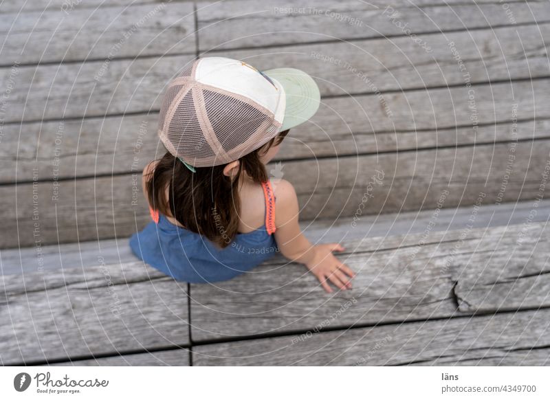 Girl looking around l park tour HH 2021 Child Colour photo Infancy Break baseball cap look around Summer Human being Sit 3 - 8 years Exterior shot
