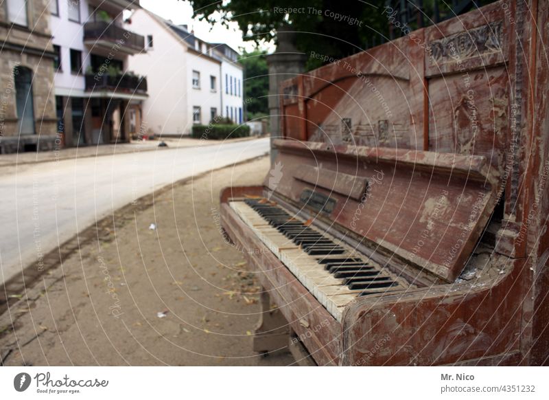 surreal I sound of destruction Piano Broken Dirty Roadside Sidewalk Decline Street unplayable Destruction flood disaster Defective Keyboard instrument
