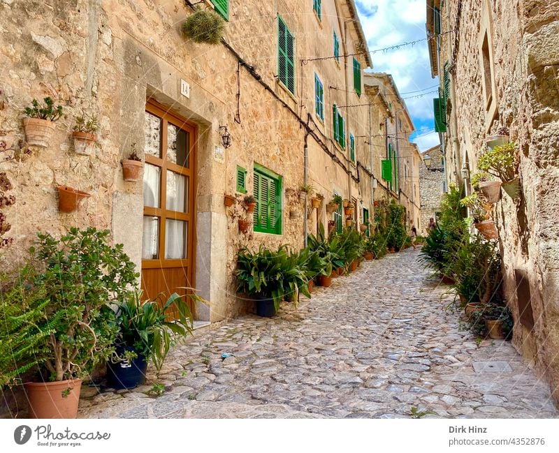 Alley in the old town of Alcudia / Mallorca Old town Mediterranean Cobblestones old houses Historic Buildings Majorca Balearic Islands Tourism touristic