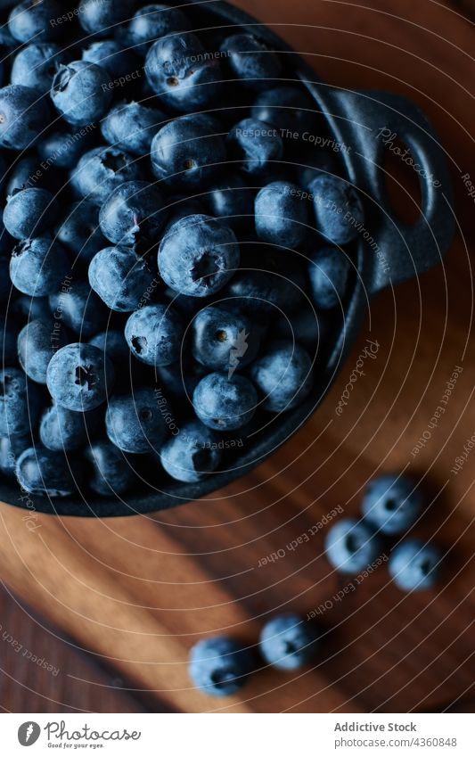 Blueberries in a bowl on the wooden table blueberry food fruit healthy dessert leaf fresh sweet juicy tasty organic ingredient nature raw diet nutrition rustic