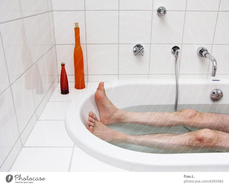 Lying in the bathtub Man bathe Bathtub Legs Relaxation Water Clean Personal hygiene bathroom Wellness