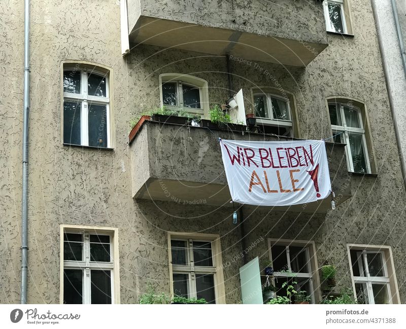 Fight against gentrification and for socialization: banner on balcony: "WIR BLEIBEN ALLE". Photo: Alexander Hauk battle company policy Economy Company Balcony