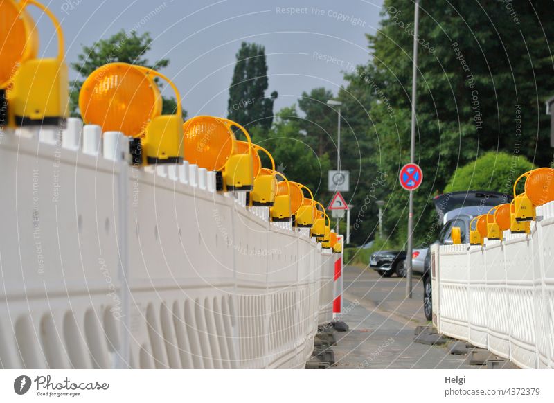 Intermediate spaces | Road closure with warning lights at a construction site, a path for pedestrians remains free Roadblock cordon Countdown marker