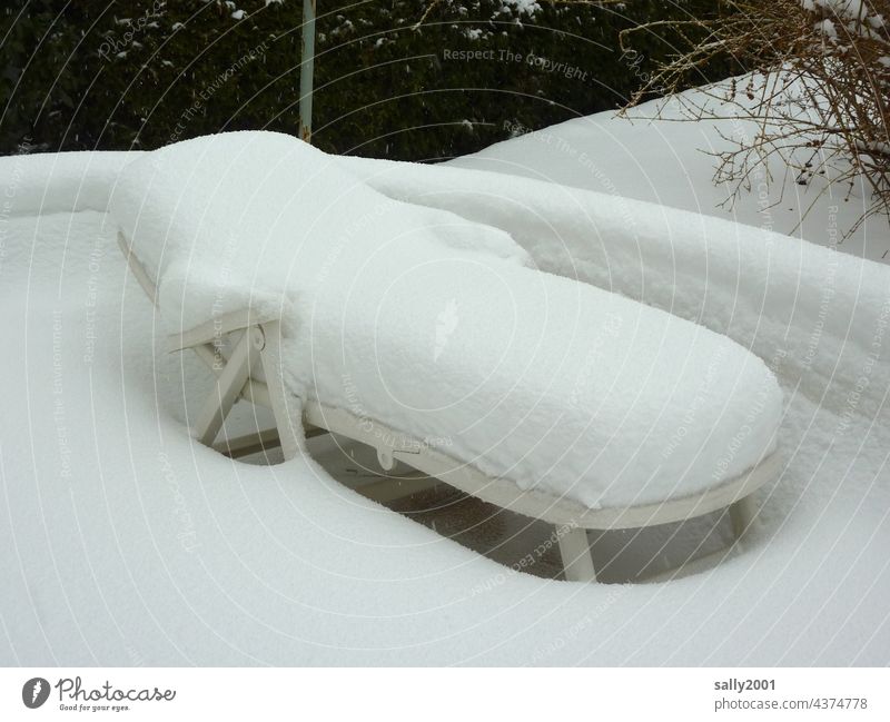 cooling down Couch garden lounger Deckchair Winter Snow snow-covered Cold snowy Terrace White winter Snow layer Frost Winter mood Exterior shot chill Seasons