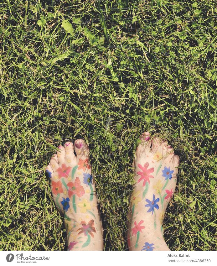 Feet painted with flowers on mowed meadow Flower Painting feet Flower Feet Barefoot Summer Exterior shot Meadow Lawn Nature Garden Joy muck about Happiness