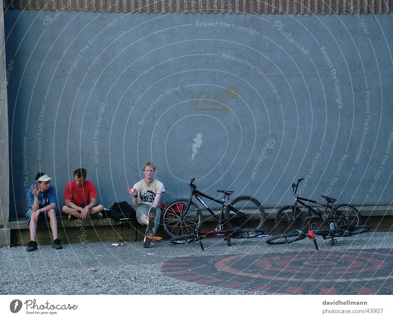 Chill out Lyon Friendship Relaxation Bicycle Wall (building) Group BMX bike Looking