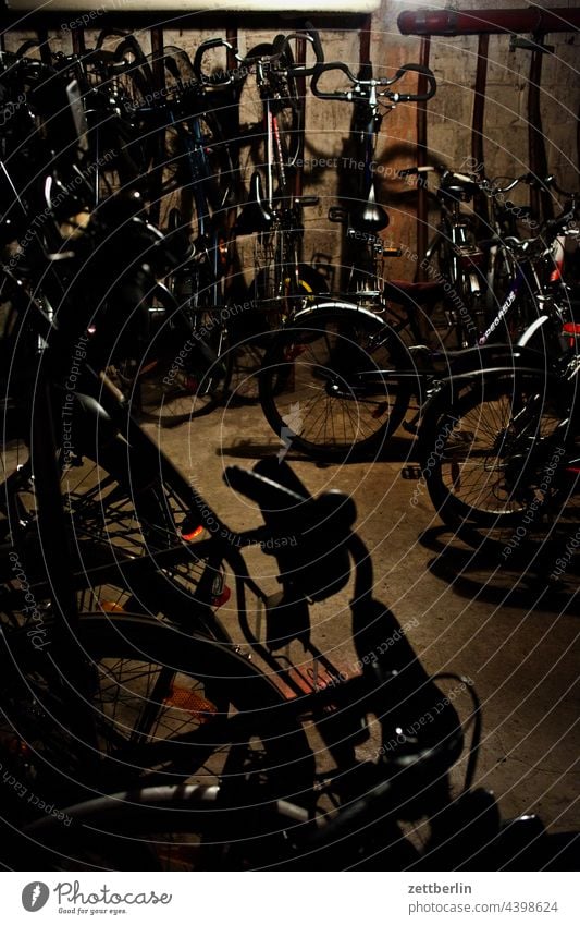 Fahrradkeller again abstellraum parkplatz kellerraum fahrrad wohnen wohngebiet mieter vermieter dunkel abend feierabend tiefgarage stellplatz abgestellt