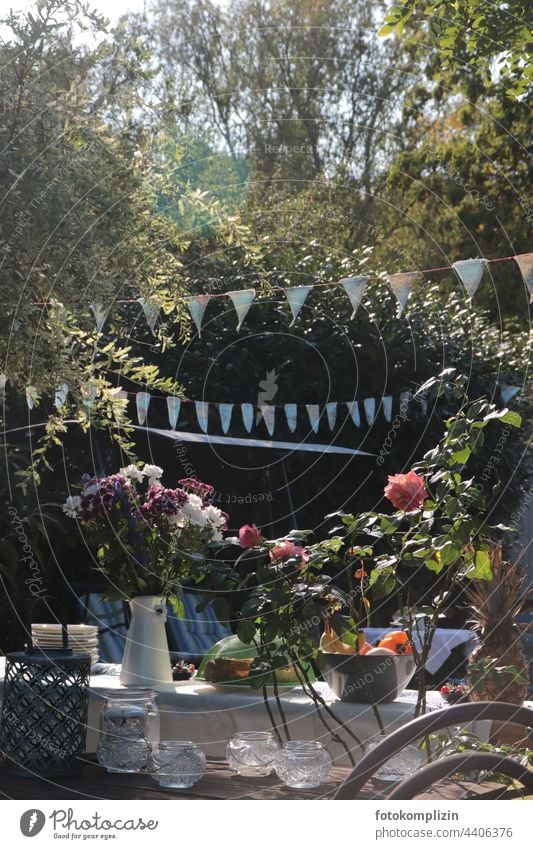 decorated table with bouquets, tea lights and pennant garland for a garden party Garden festival Decoration decoration Firm celebration Feasts & Celebrations