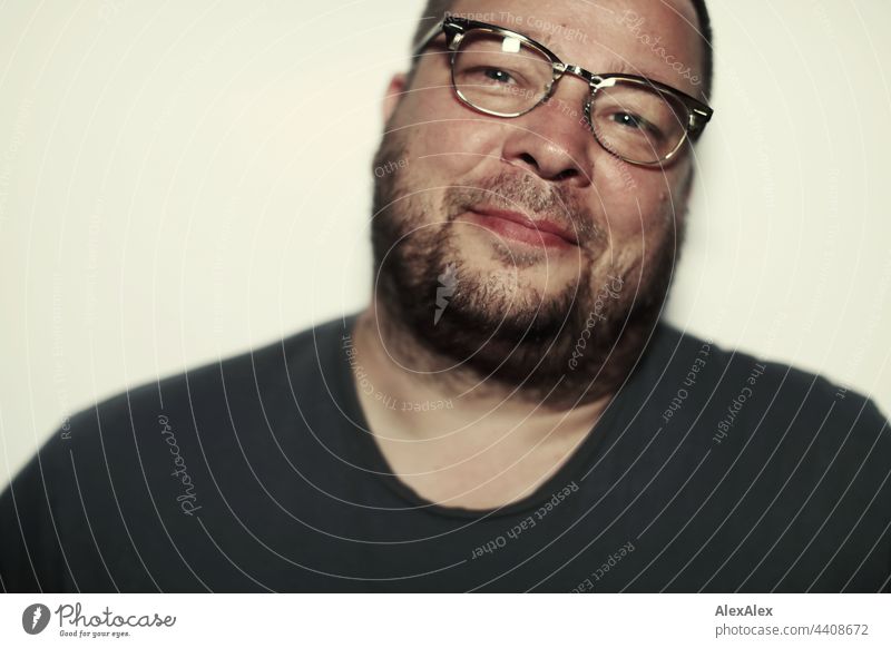 Close up of smiling man with glasses and 3 day beard Man 3-days-beard unostentatious gut portrait Athletic good-looking Reliability Photographer inward