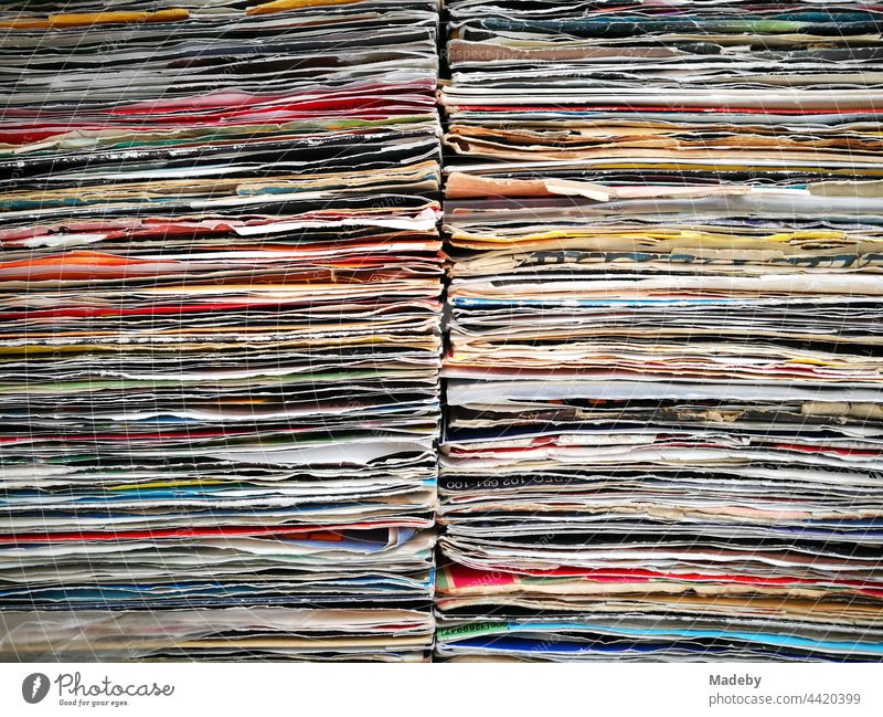 Vinyl singles in colorful old record sleeves made of paper at the flea market at the Golden Oldies in Wettenberg Krofdorf-Gleiberg near Giessen in Hesse Record