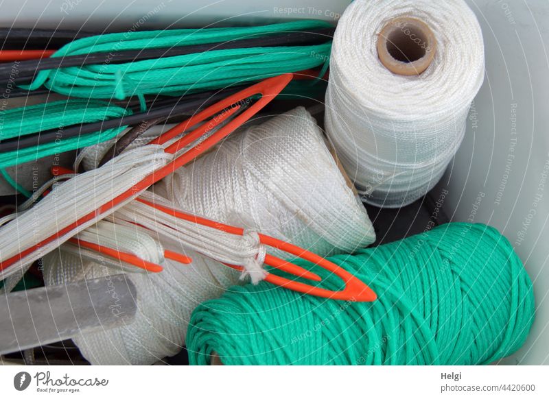 Thread spools and fishing net needles for repairing fishing nets