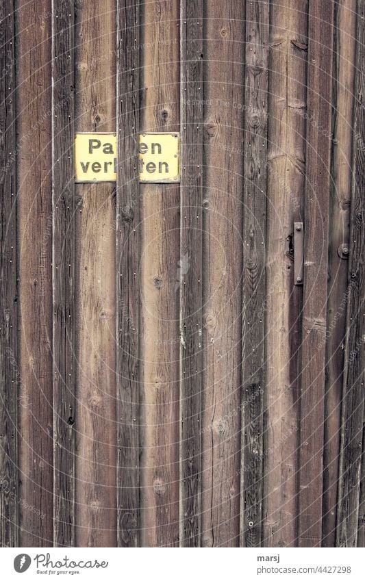 No parking could be the sign on the wooden gate. Signage Wood Goal Wooden gate door Wall (building) Wall (barrier) Weathered Bans Clearway Warning sign