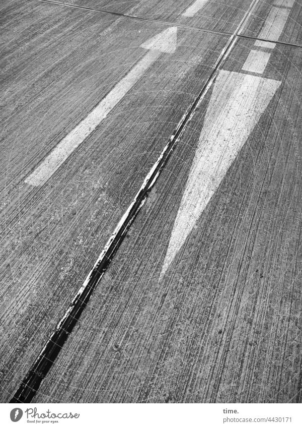 back straight Arrow Direction Road sign Orientation Concrete obliquely Diagonal harsh Surface White Stripe opposite bitumen Change in direction Pattern