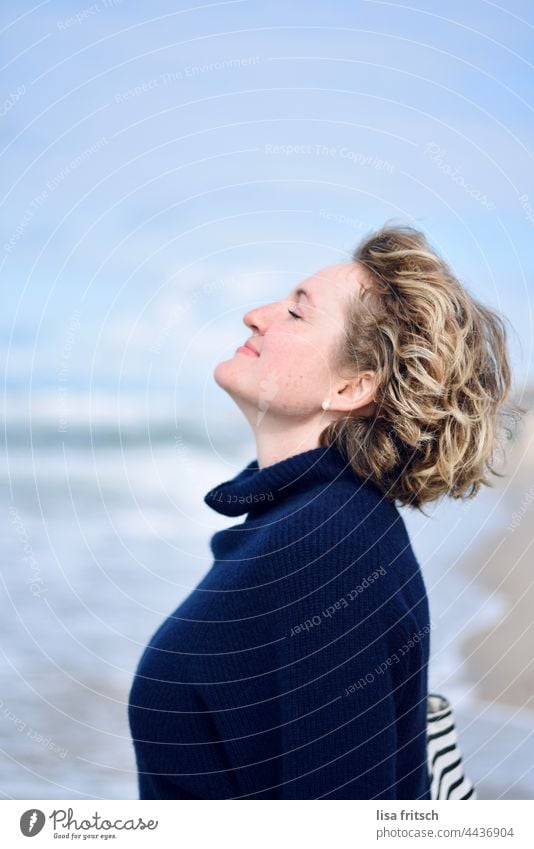 BREATHE - SEA - RECREATION Woman 30 - 45 years Blonde Short-haired eyes closed Breathe take a breath To enjoy tranquillity Relaxation Ocean Adults Exterior shot