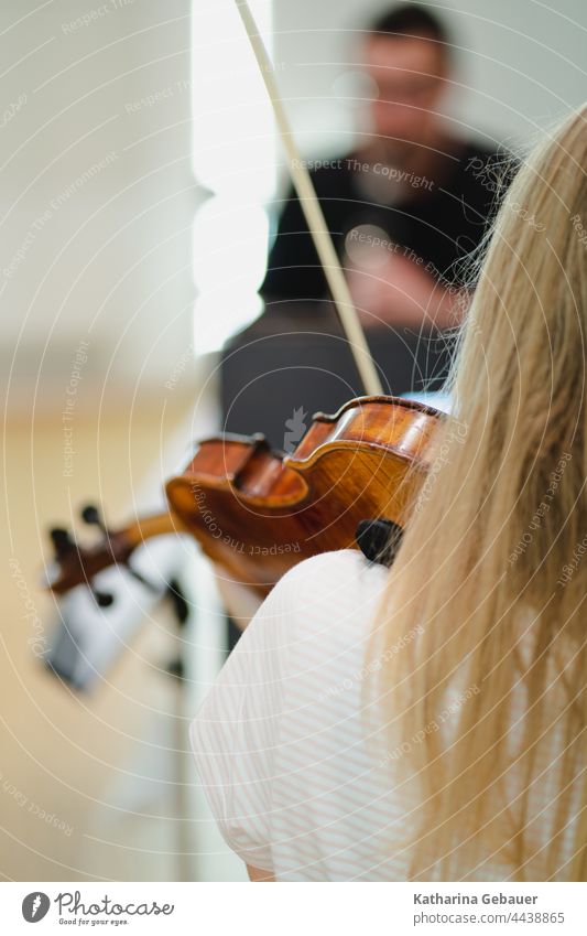 Frau spielt Geige in einem Ensemble ensemble geige kammermusikfestival klarinette musikprobe streichinstrument violine viola musikinstrument
