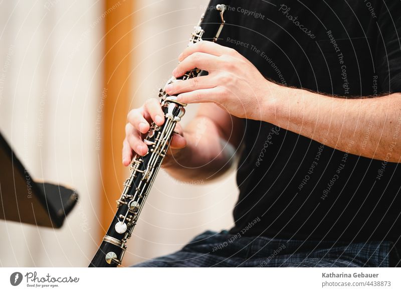Mann spielt Klarinette ensemble kammermusikfestival klarinette musikprobe musikinstrument holzblasinstrument musiker