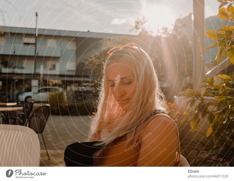 Junge Frau geniesst die letzten Sonnenstrahlen am Gardasee gardasee vaction urlaub sommer sonne wärme Mediterranean reise norditalien erholung freizeit grün