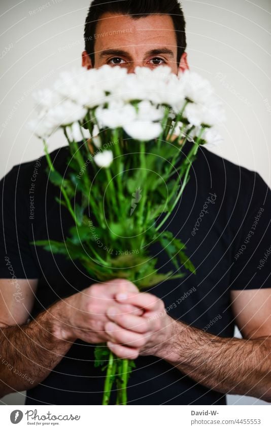 Man holding a bouquet of flowers in his hands Bouquet Gift stop romantic Mother's Day Valentine's Day Donate Birthday