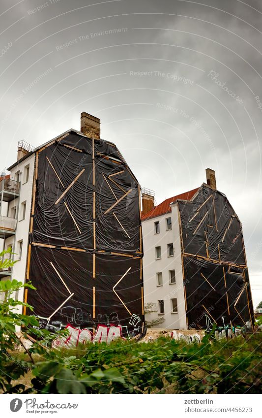 Firewall behind tarpaulins Evening Architecture Berlin city Germany Worm's-eye view Capital city House (Residential Structure) Sky High-rise downtown Middle